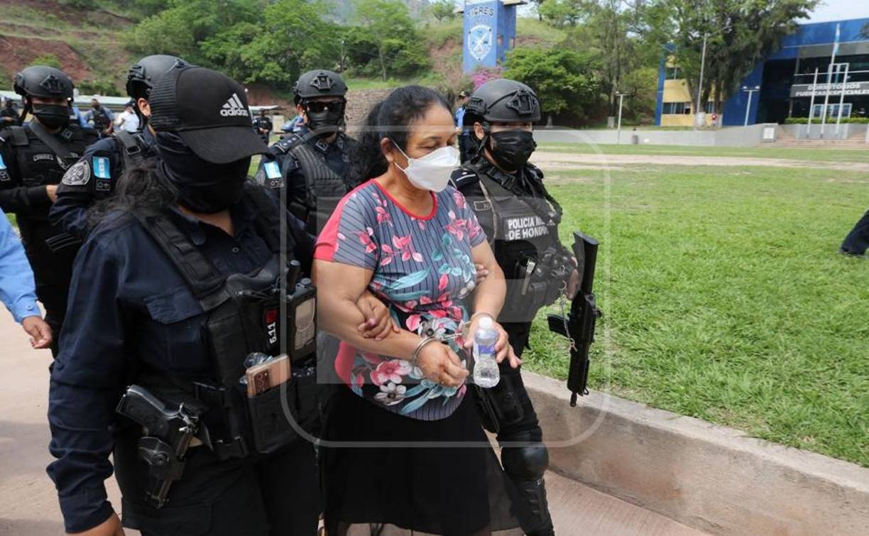 31. Herlinda Bobadilla.Fue capturada el 15 de mayo en las montañas del departamento de Colón, en el Caribe de Honduras, luego de que el día 2 de ese mismo mes Estados Unidos ofreció cinco millones de dólares por ella y otro monto igual por cada uno de sus dos hijos. Fue extraditada el 26 de julio del 2022.