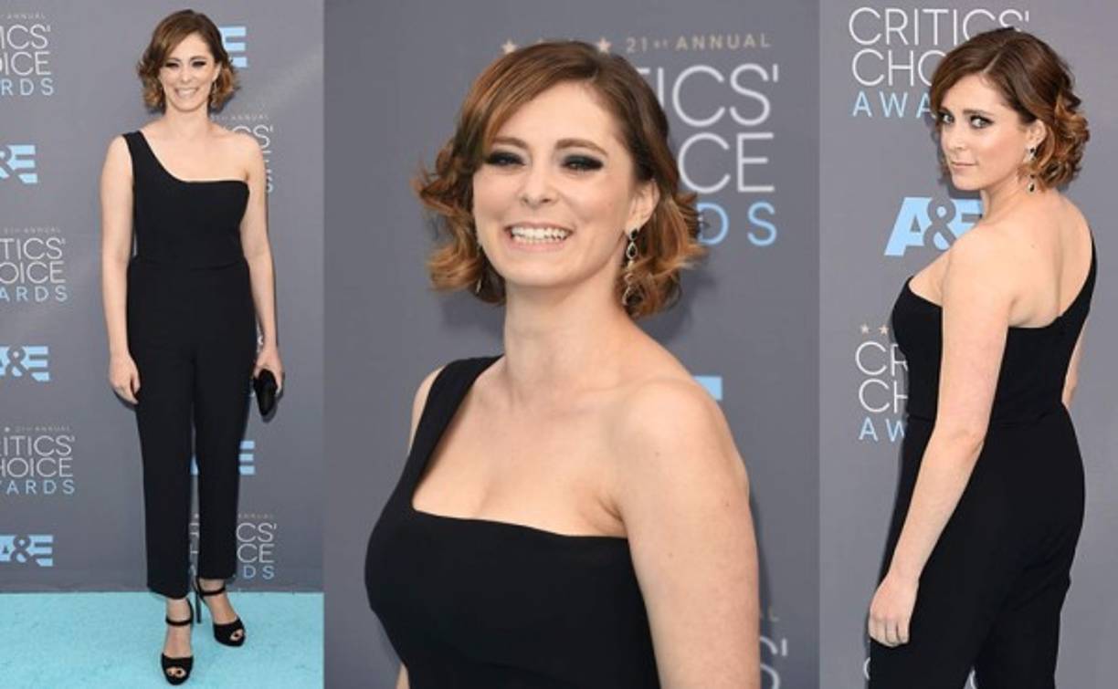 Rachel Bloom en un jumpsuit Alexander McQueen y zapatos Kurt Geiger.