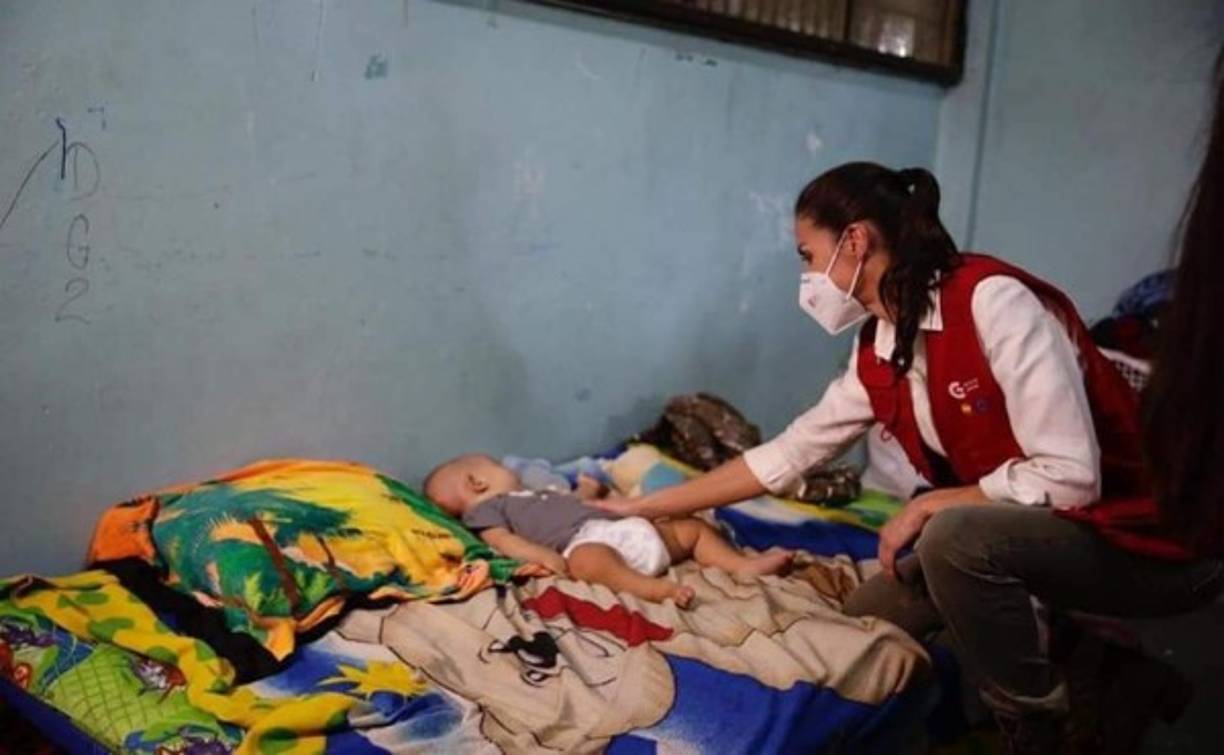 Un día después de haber llegado a Honduras, doña Letizia recorrió brevemente algunos sitios que resultaron severamente afectados por las tormentas Eta y Iota.