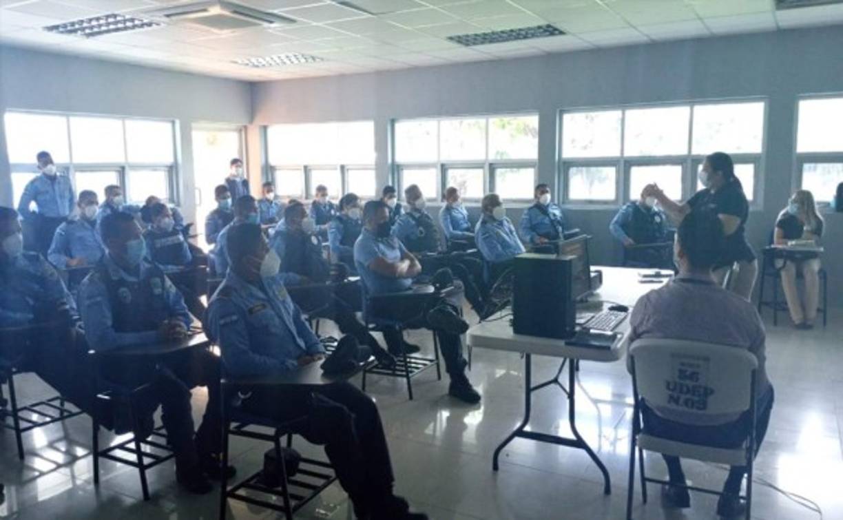Fiscales de Derechos Humanos, Niñez y Turno de Comayagua capacitan a agentes sobre procedimientos para recepción de denuncias y actuaciones policiales.
