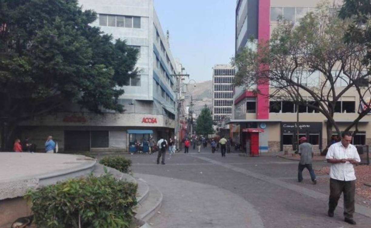 Así luce la capital después de las masivas protestas organizadas ayer.