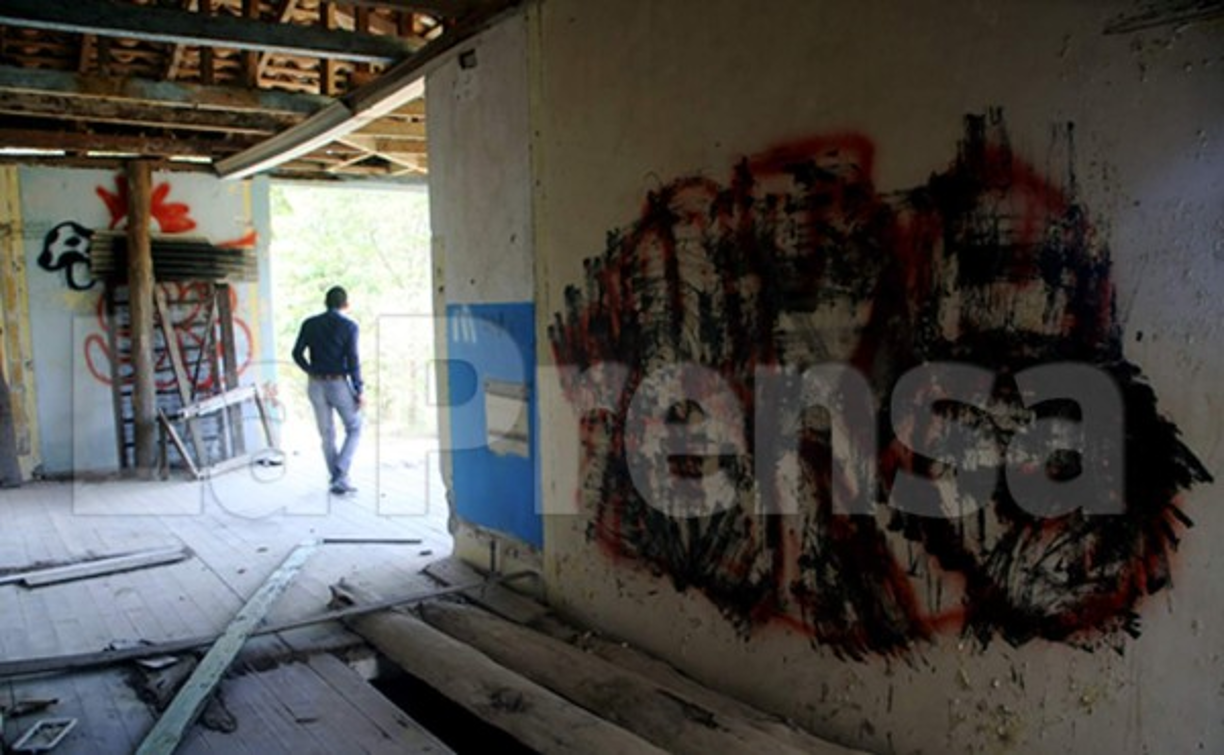 El problema para que se les entregara el cuerpo sin vida fue porque un grupo de investigadoras de la DPI intentó decomisar un celular a una hermana de la fallecida, pero un hijo de la dueña del aparato no lo permitió. Una fiscal dio la orden verbal para que el muchacho fuera detenido si no entregaba el celular, al joven se le registró, pero no se le detuvo ni se le decomisó el celular.