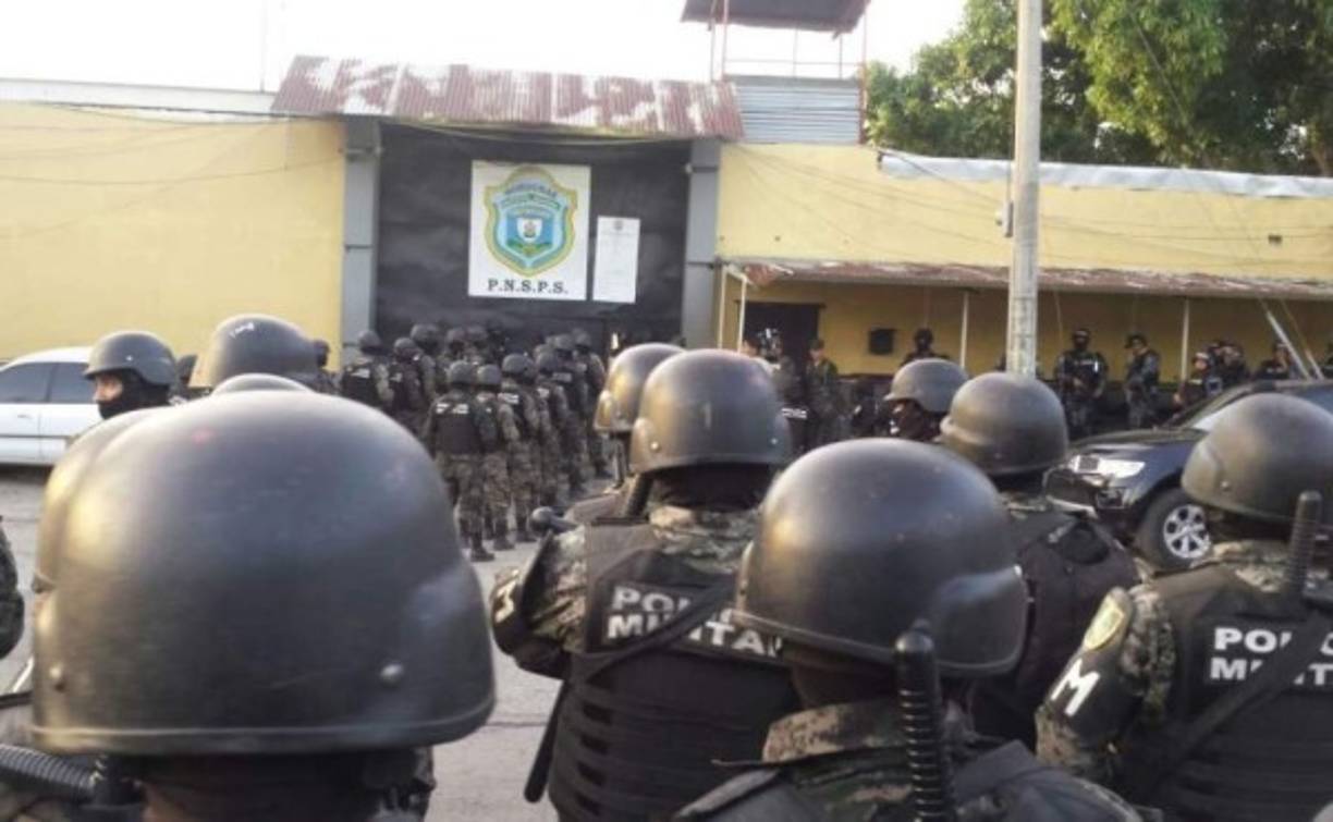 Efectivos militares y policiales de Honduras hicieron este jueves una inspección y registros en el interior del Centro Penal de San Pedro Sula, zona norte de Honduras, encontrando granadas y armas de todo tipo. La inspección y el registro se hizo en los módulos número ocho de la mara MS y el módulo 17 de la Pandilla 18. Se halló una granada de fragmentación casera, un cargador para fusil AK-47, un cañón para calibre 40, treinta proyectiles calibre AK-47, doce proyectiles calibre 9 milímetros, dos proyectiles calibre 38, cinco celulares, un radio transmisor con base.