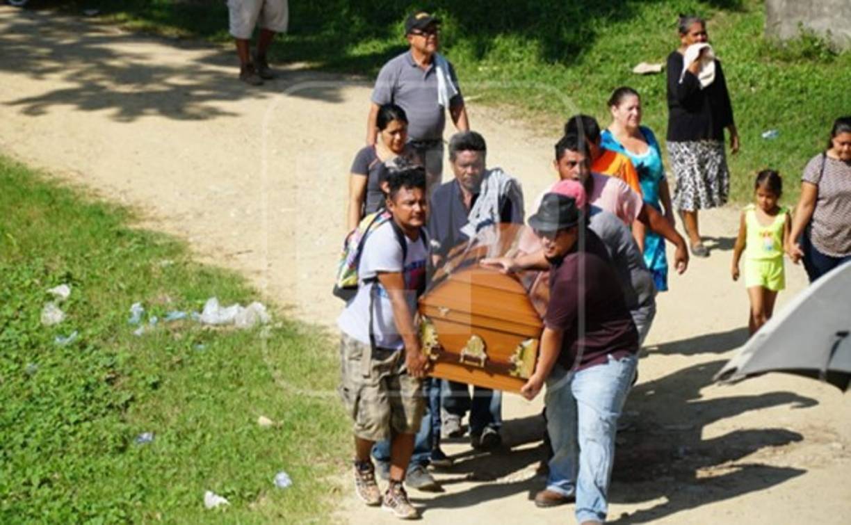 En la escena del crimen quedaron cinco cadáveres, los otros dos al poco tiempo del ataque fueron levantados del lugar por sus familiares y velados en sus casas.