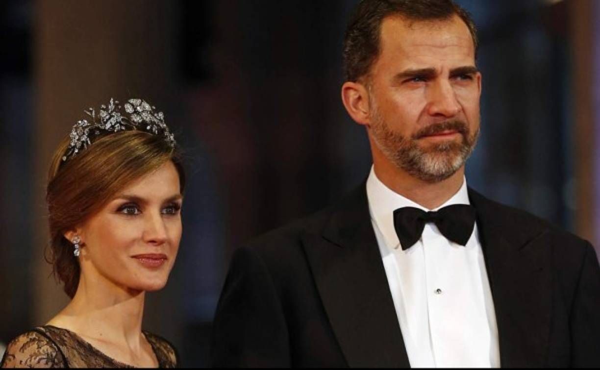 Letizia Ortíz y Felipe de Borbón sorprendieron al mundo cuando anunciaron su compromiso en 2003. La pareja real contrajo matrimonio el 22 de mayo de 2004. La periodista se convirtió en la princesa de Asturias.