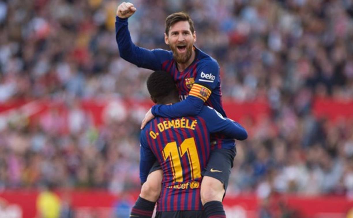 ¡Igualita! La celebración de Messi este domingo fue similar a la de Pelé en el mundial de México 70; cargado por Dembelé extiende su mano derecha y cierra el puño. Para muchos, Messi ya no tiene nada que envidiarle al brasileño.