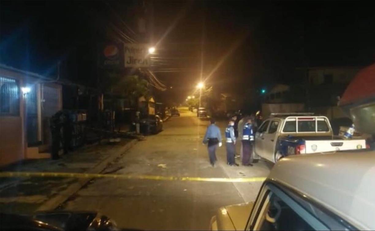 Agentes de la Policía Nacional y Militar acordonaron la escena del crimen. 