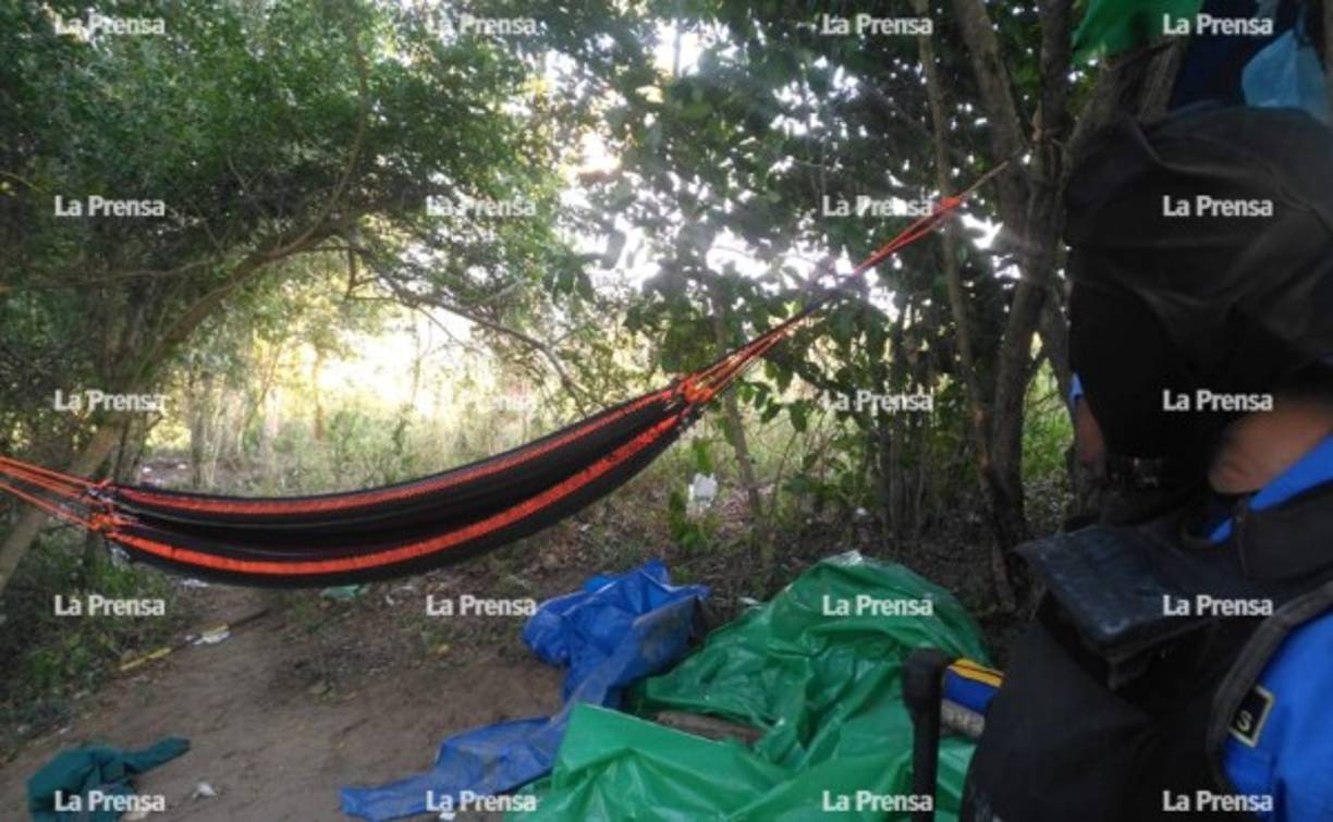 Para realizar sus actividades de forma permanente, los mareros montaron un campamento entre el narcolaboratorio.