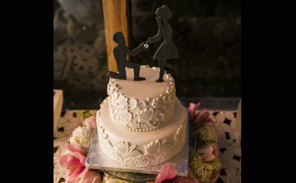 Sabor hecho con amor. Clasicismo en fondant, New York Bakery creó la torta para el íntimo compromiso matrimonial.