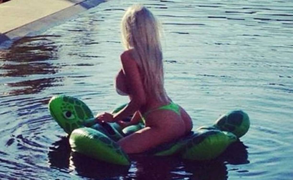 Charlotte Caniggia con sus atrevidas fotografías sube la temperatura en las redes sociales.