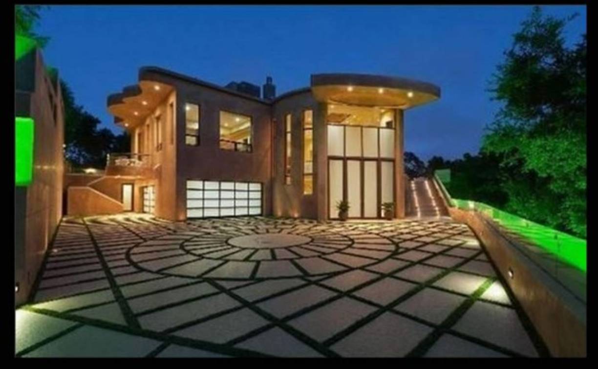 La mega mansión de 11,000 pies cuadrados [1021.93 m2], cuenta con una calidad similar a la de un resort. Tiene siete habitaciones y nueve baños, todos con increíbles techos de 14 pies de alto, un área de terraza en la azotea.