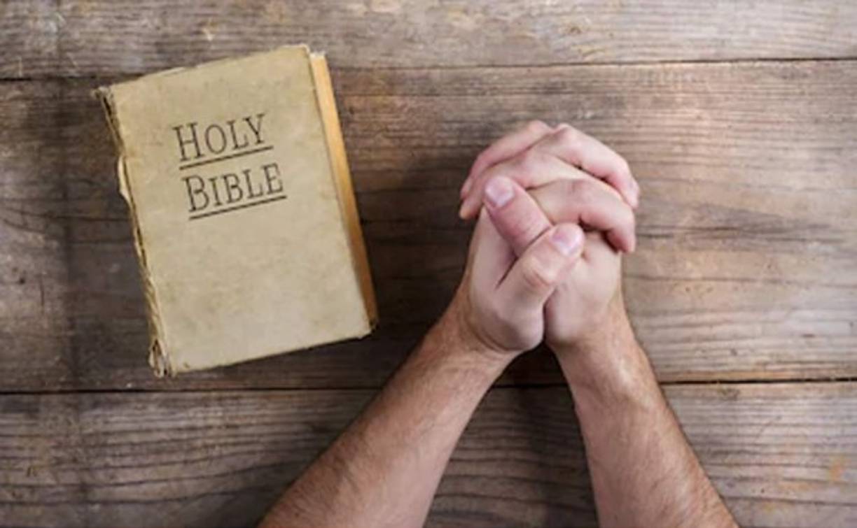 François Marie Arouet, más conocido como Voltaire (1694-1778), fue un escritor, historiador, filósofo y abogado francés. Aunque su lucha contra la injusticia social de su país fue inquebrantable, también tomó malas decisiones, una de ellas fue rechazar las enseñanzas de la biblia, a tal punto de afirmar que en cien años el cristianismo desaparecería y la biblia pasaría a ser considerada como un libro de mitología.<br/>Después de su muerte, pasaron algunos años, para que se vendieran los bienes de Voltaire, entre ellos su casa y una imprenta, los cuales fueron comprados por las sociedades bíblicas de Francia que no tardaron en hacer impresiones del libro que tanto había rechazado.