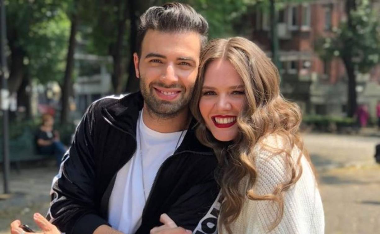 Aunque dicen que son amigos, el público especula sobre un posible romance, dado que las fotos y los vídeos que ambos han compartido en sus redes sociales son casi declaraciones de amor.<br/><br/>