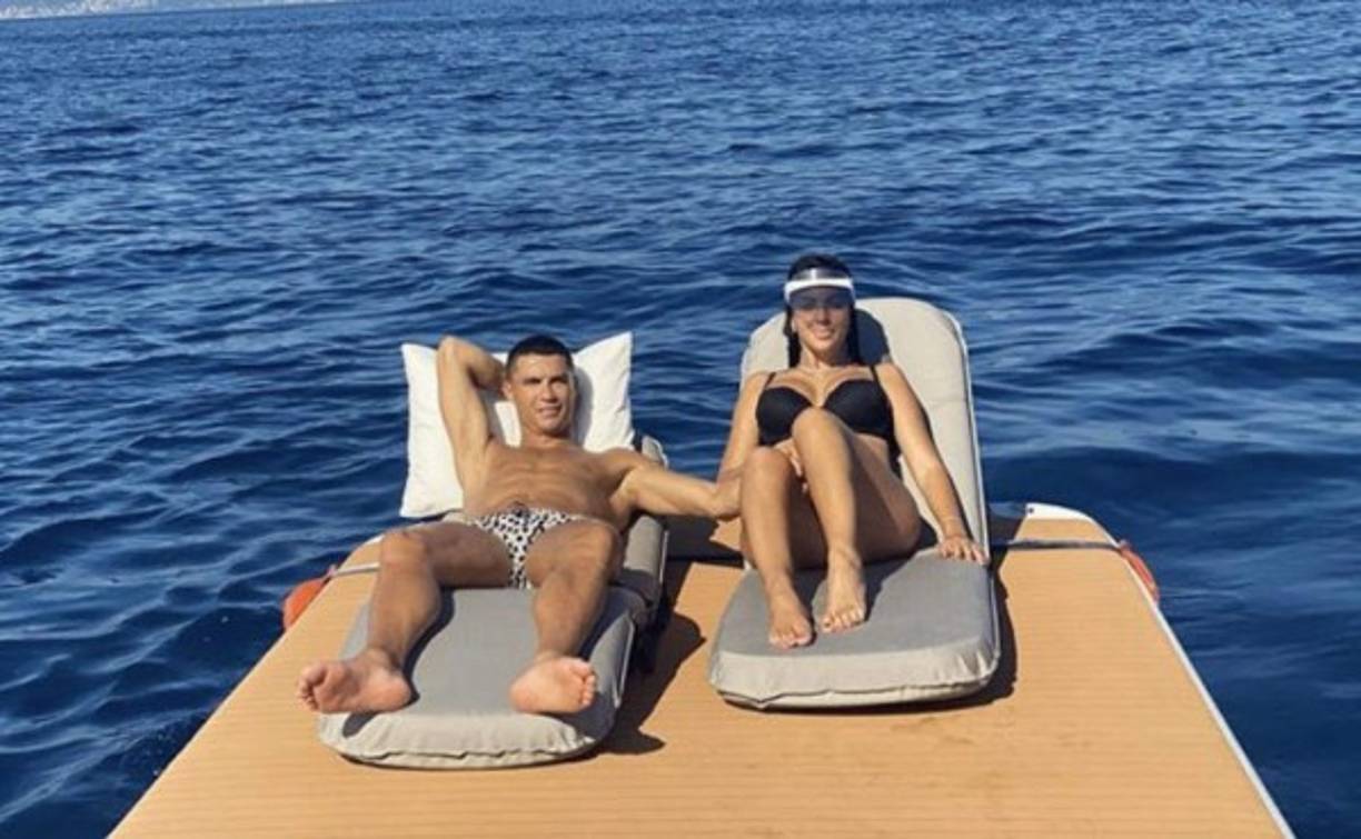 CR7 desea olvidarse de la Champions League y lo está consiguiendo al lado de Georgina Rodríguez, sus hijos y un grupo de amigos que los acompañan en esta aventura en su nuevo yate.
