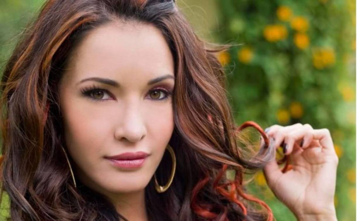 La artista, de 36 años y nacida en Tolima, Colombia falleció aniche junto a su compañero Carlos Rincón en un accidente automovilístico en las carreteras de Antioquia.