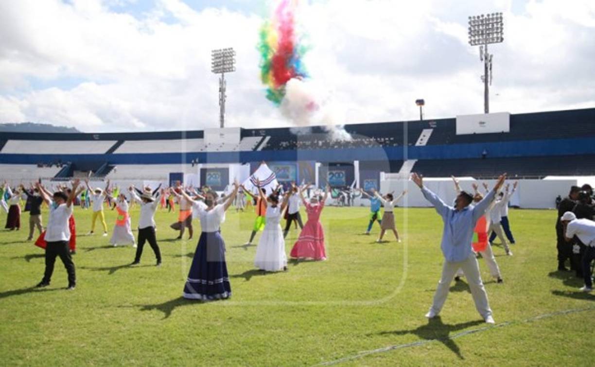Jóvenes salieron a la grama vistiendo trajes típicos de nuestras comunidades.