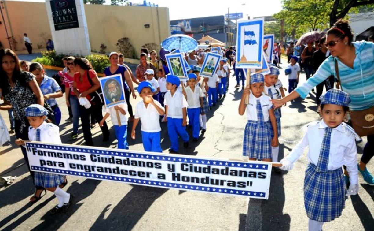 Esta pareja lucieron un traje de gala para el desfile infantil en el mes de la patria.