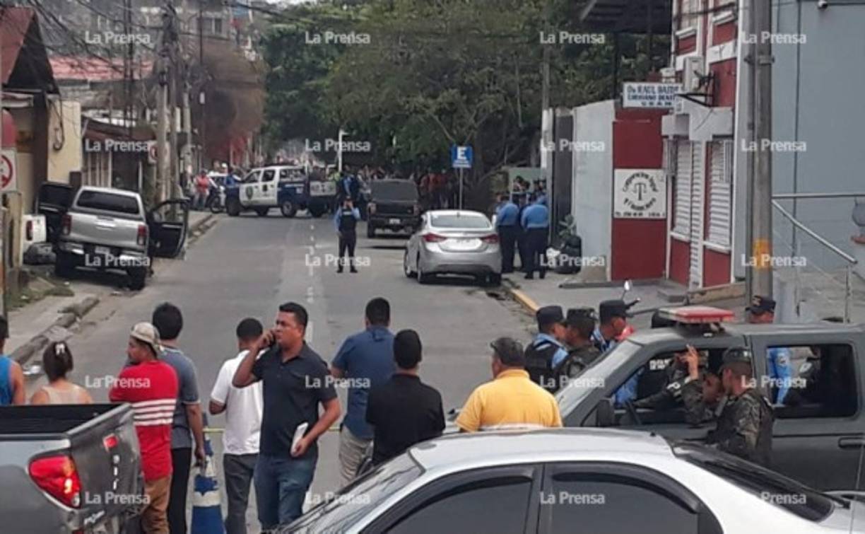 Testigos de esta masacre mencionaron que los victimarios se dieron a la fuga a bordo de una camioneta.