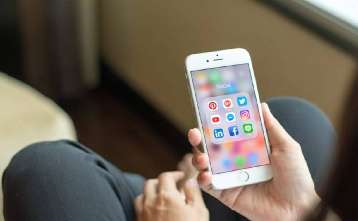 No publicar en redes sociales los lugares a donde se dirige ni las compras que está realizando.