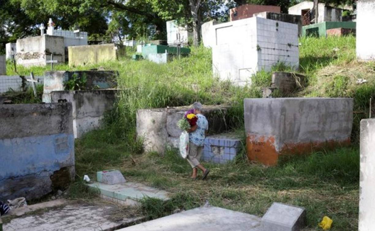 Otras personas llevaron flores y algunos hasta maríachis para cantar frente a las tumbas de sus seres queridos.