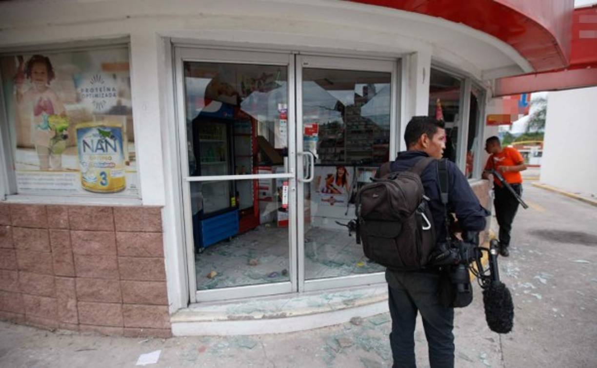 Varios comercios quedaron destruídos casi en su totalidad por los disturbios que encapuchados generaron.