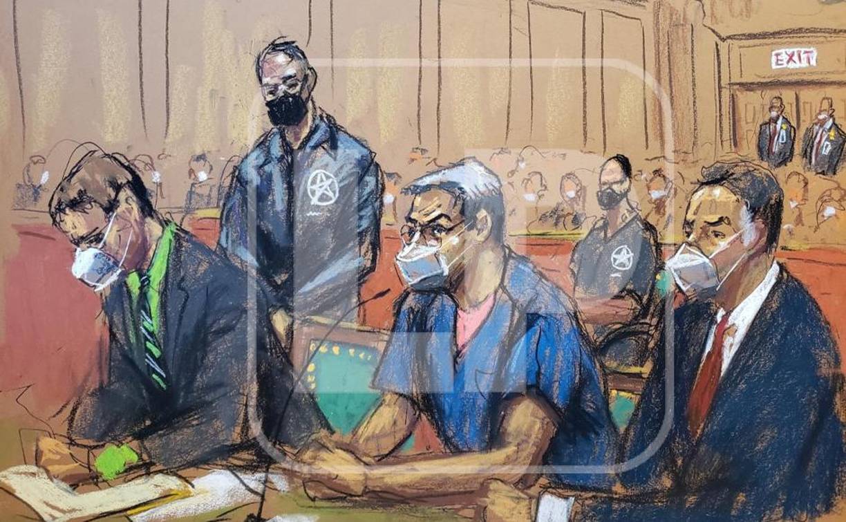 En su primera comparecencia en persona ante la justicia en Estados Unidos, adonde fue extraditado el pasado 21 de abril, Hernández apareció vestido con el uniforme de color azul de la cárcel donde espera la celebración de su juicio y ,al entrar en la sala, con mascarilla, sonrió y saludó al público y a la prensa.