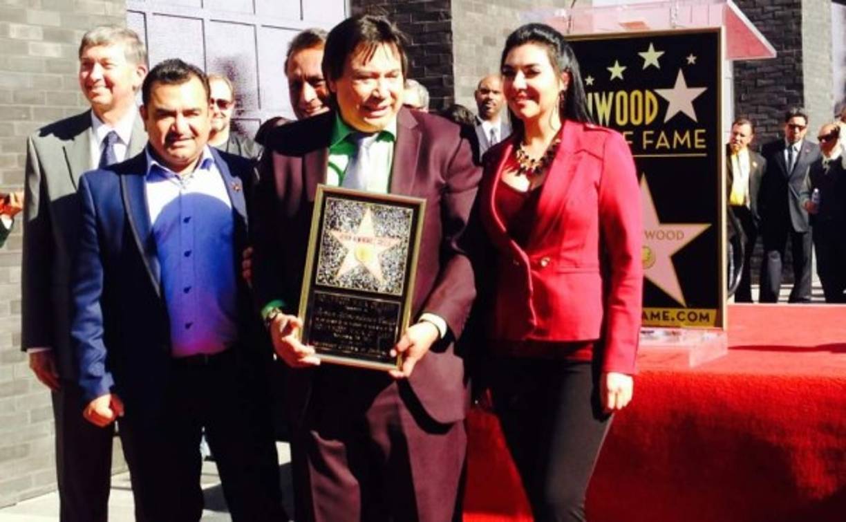 Renán Almendárez Coello recibió su estrella en Hollywood acompañado de Graciela Beltrán y Tony Meléndez.