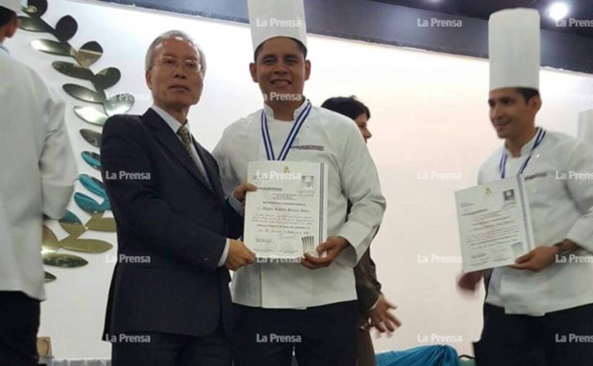El excónsul de Taiwán Marcos Chan le entregó hace cuatro años su diploma como chef profesional.