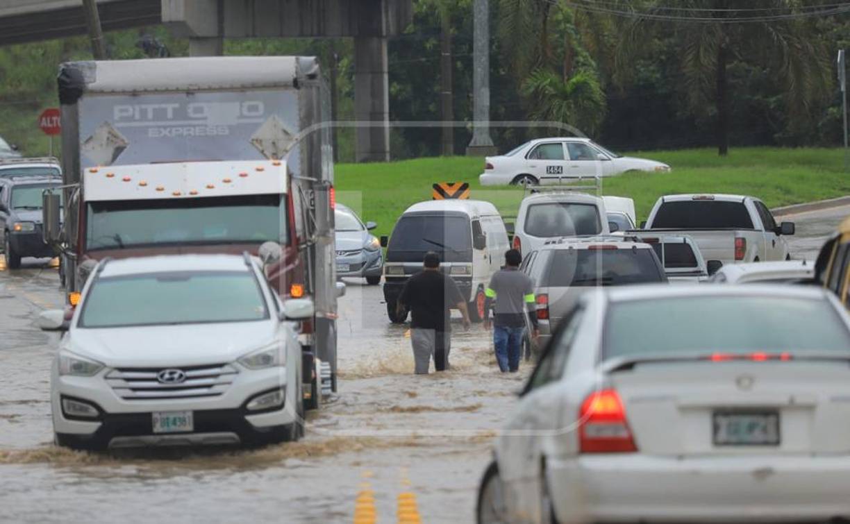 Imagen de uno de los puntos de la ciudad donde hubo enorme tráfico vehicular. 