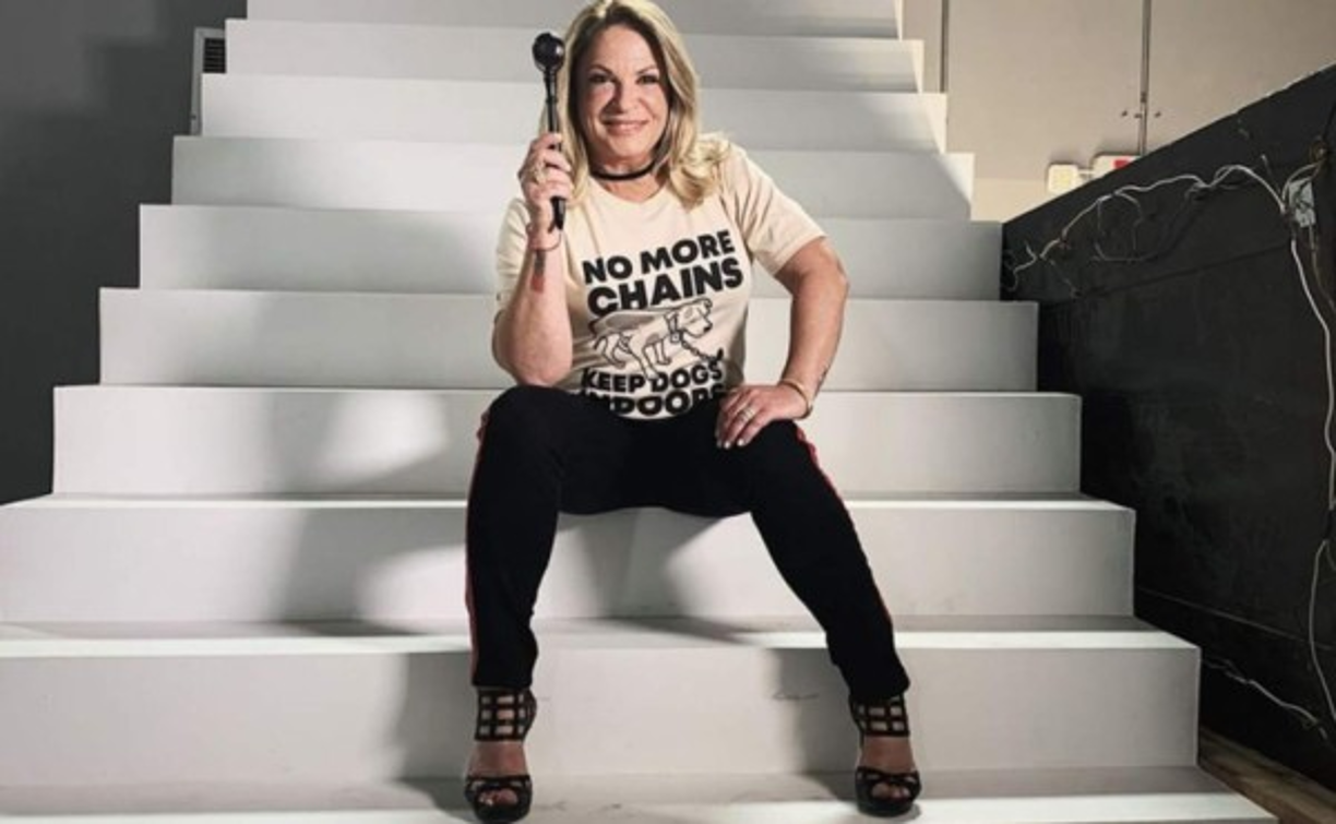 Polo González nació en La Habana, el 11 de abril de 1959. Es una abogada, cantante y presentadora de televisión con un doctorado en Derecho.