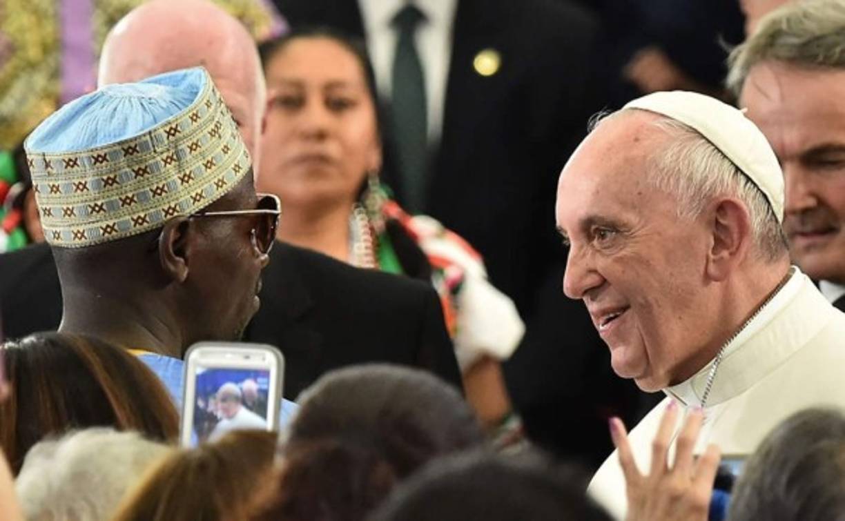 Un grupo de garífunas hondureños le ofrecieron al sumo pontífice un libro durante su visita a una escuela católica de Harlem.