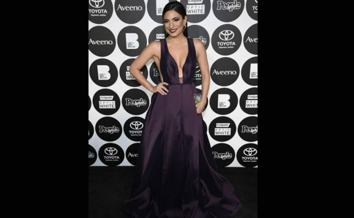 ANA BRENDA CONTRERAS. Así de elegante lució la actriz mexicana ataviada en una creación de escote profundo de Gustavo Cadile, que complementó con aretes de Tova.