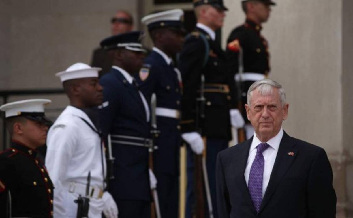 El secretario de Defensa estadounidense, James Mattis, pidió hoy a Corea del Norte cesar su desarrollo nuclear y actividades que lleven al final del régimen, y le recordó que sus acciones quedarán 'extremadamente superadas' por la fuerza militar de Estados Unidos. En un comunicado, el jefe del Pentágono pidió a Corea del Norte 'cesar toda consideración de acciones que le lleven a su final, al de su régimen y a la destrucción de su pueblo'.