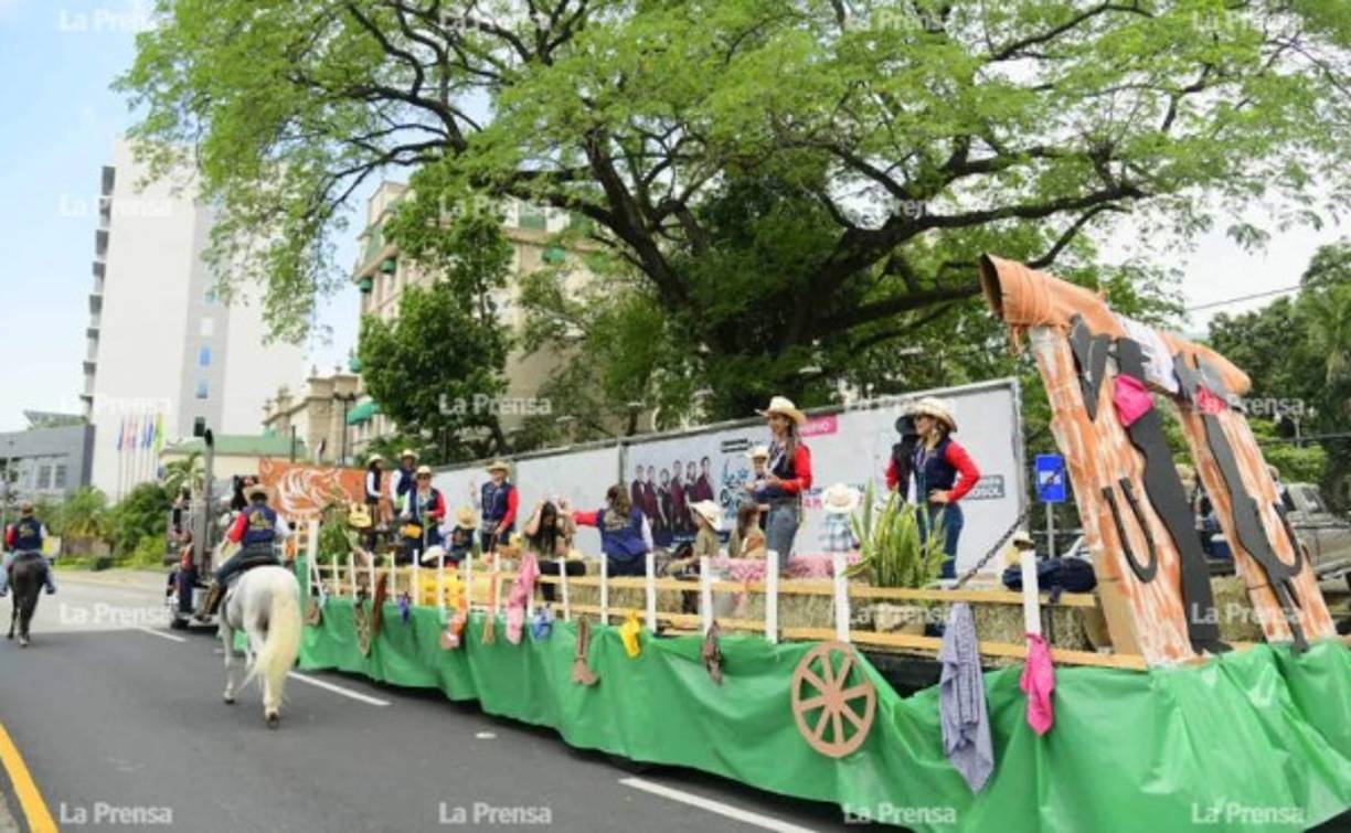En el desfile también hubo espacio para carrozas, desde donde lanzaban collares y dulces a los espectadores.