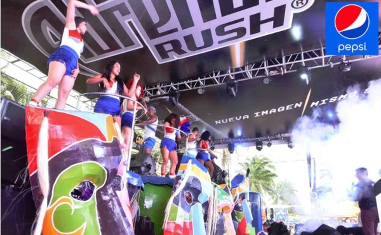 La carroza de la PEPSI no podía faltar en el desfile realizado en la avenida San Isidro.