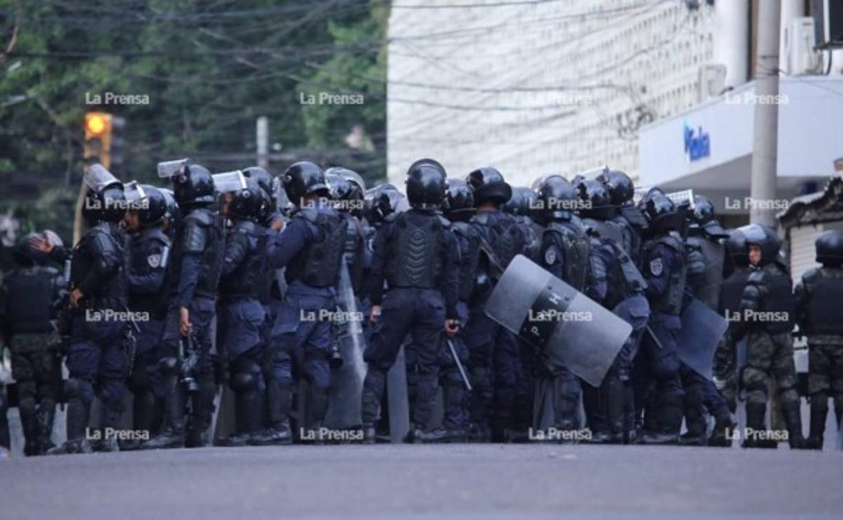 <br/>Pocos minutos después del enfrentamiento, que hizo replegarse a los manifestantes en la Plaza Central, donde se localiza la catedral de Tegucigalpa, el Parlamento iniciaba una sesión, a la que había convocado horas antes su presidente, Mauricio Oliva, para 'suspender' la polémica ley y 'archivarla'.