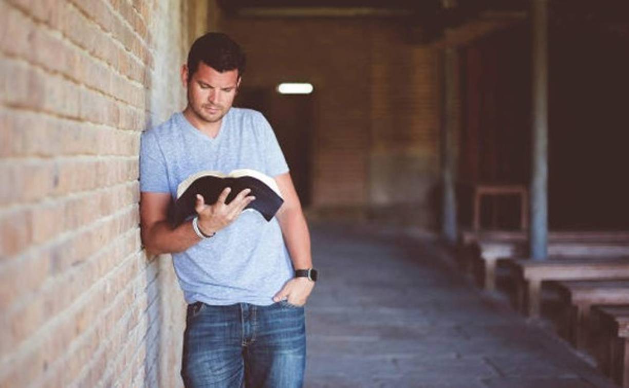 En Honduras se celebra cada 29 de septiembre el Día de la Biblia, el libro considerado por evangélicos y católicos como su guía e instructivo para acercarse más a Dios y obedecerle. La Biblia a través de la historia guarda datos que lo han convertido en el libro de mayor relevancia hasta el día de hoy. Estas son algunas de las curiosidades más importantes.