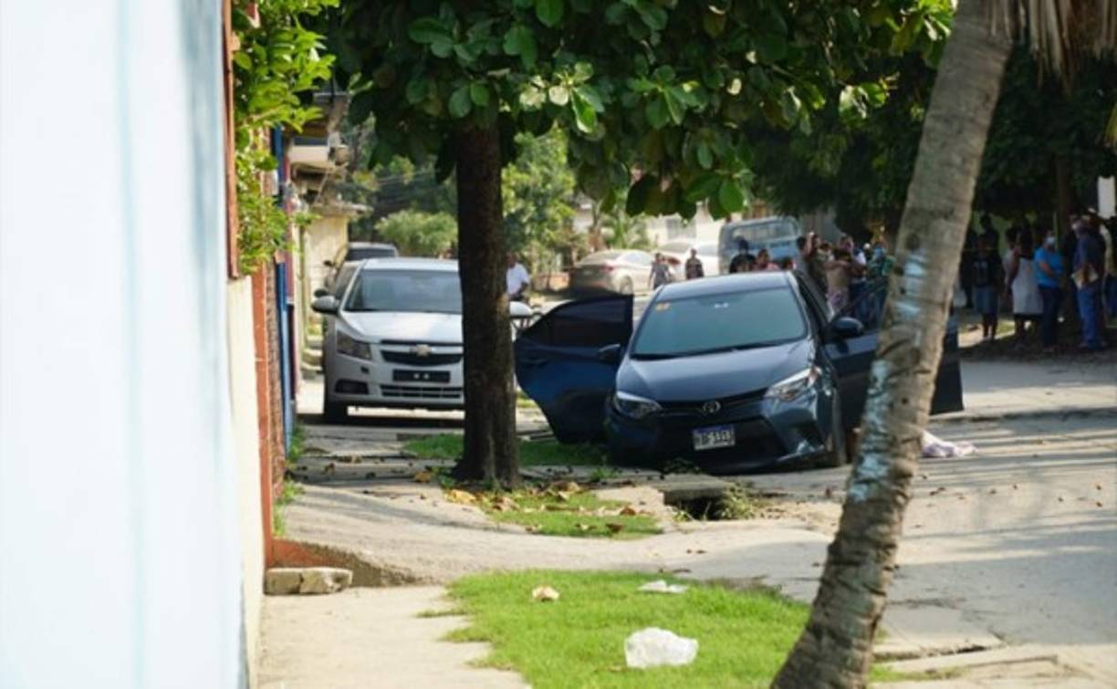 El cuerpo del taxista quedó a un costado de la cabina, boca abajo y en medio de un charco de sangre por las balas.