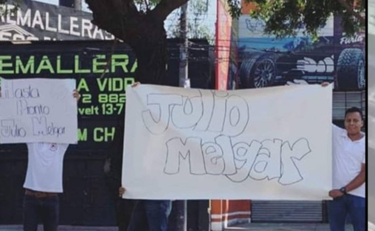 Varios cantantes cristianos colgaron en sus redes sociales oficiales imágenes de la celebración previa a su entierro. La familia pidió vestirse de blanco y azul.