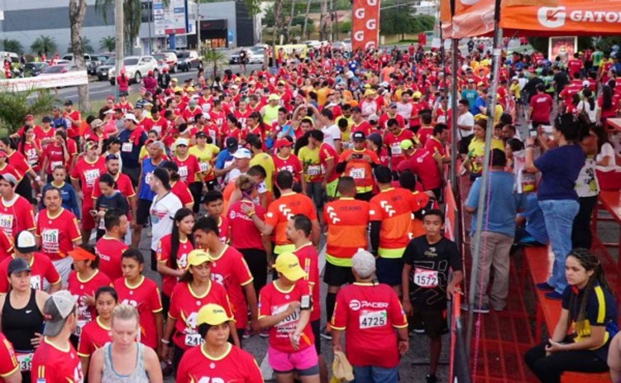 Decenas de clubes de corredores de los cuatro puntos cardinales del país y participantes sin equipos pero con una pasión enorme por el running, asisteron ayer a la carrera en los 10.5 y 21 kilómetros.