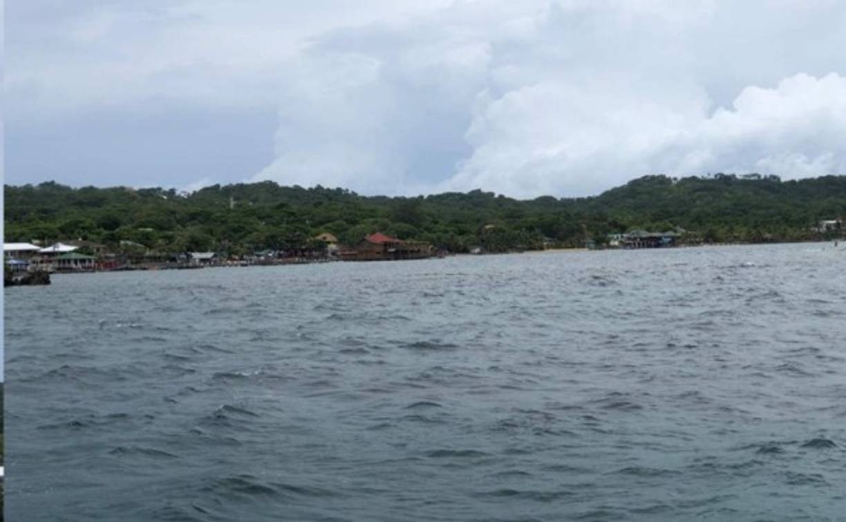 Pobladores trasladaron sus pequeñas embarcaciones a una marina para tenerlas más seguras en West End, Islas de la Bahía.