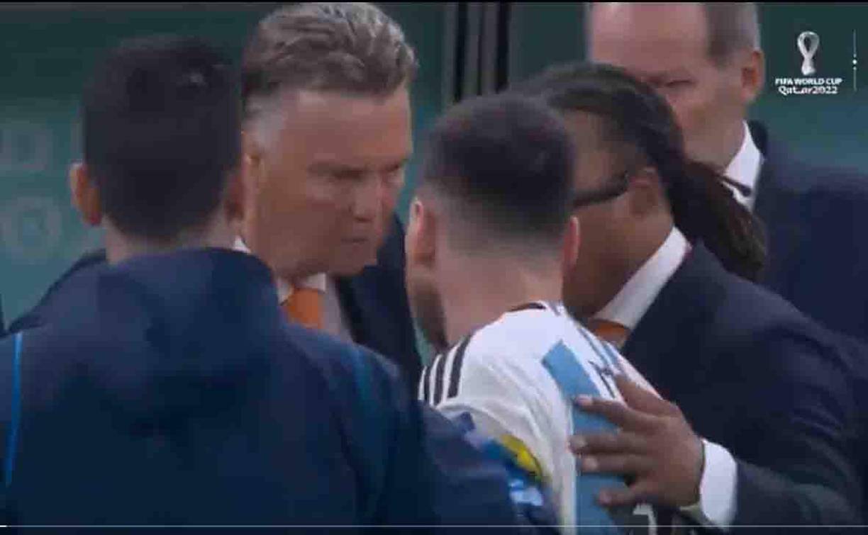 Messi protagonizó una pelea con el DT de Países Bajos: “<b>Sufrimos demasiado injustamente. Van Gaal vende que juega al fútbol y metió gente alta y empezó a meter pelotazos”, </b>soltó el diez. 