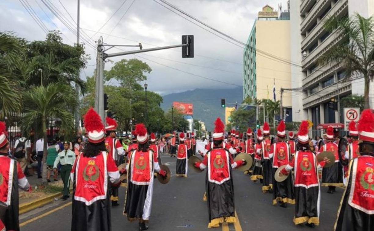 Los coloridos trajes que utilizaron las bandas de guerra dio el toque elegante a los desfiles.
