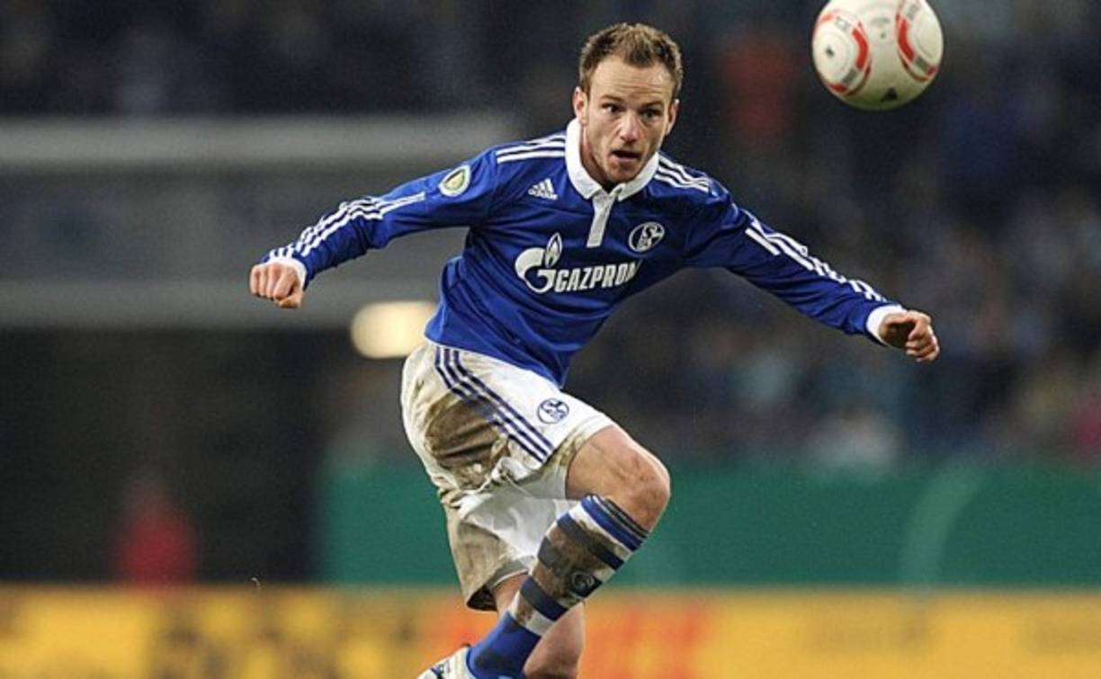IVÁN RAKITIC. El Sevilla compra lo compra al Schalke 04 por 2'5 millones de euros en 2010. el Barça que pagó por 20 millones de euros.