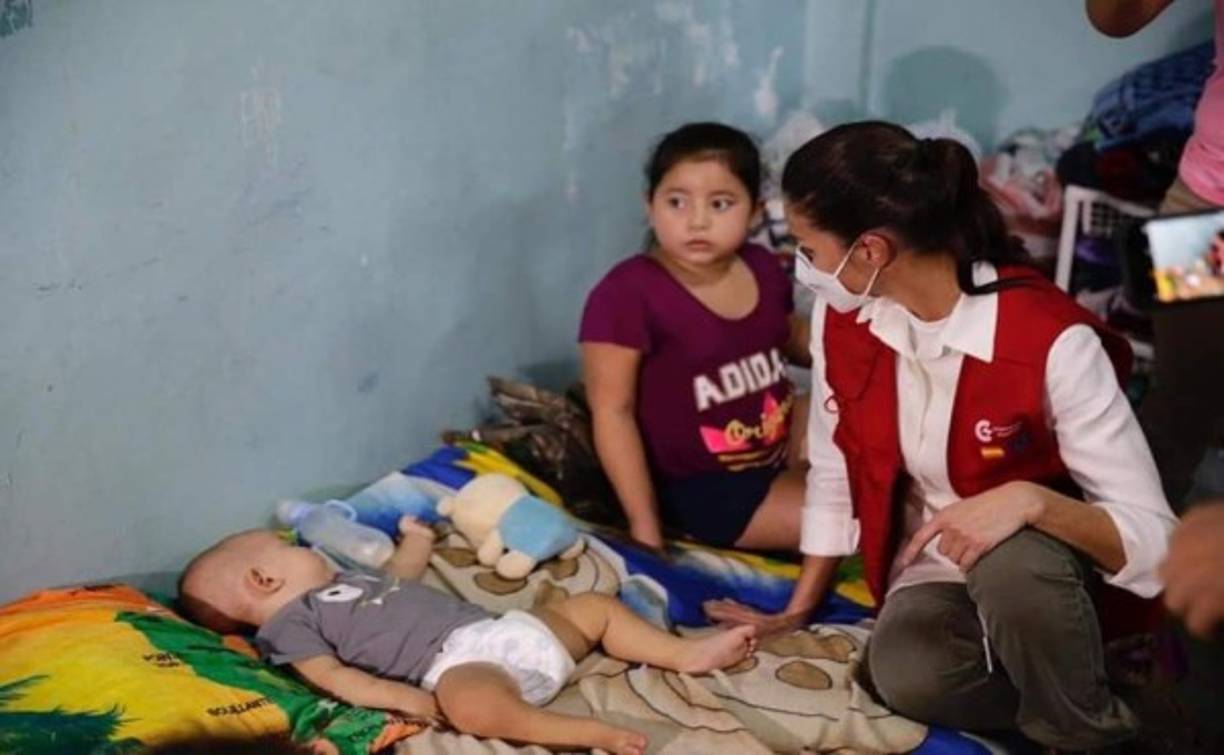 Letizia llegó personalmente al albegue para conocer de cerca las condiciones de las familias damnificadas.