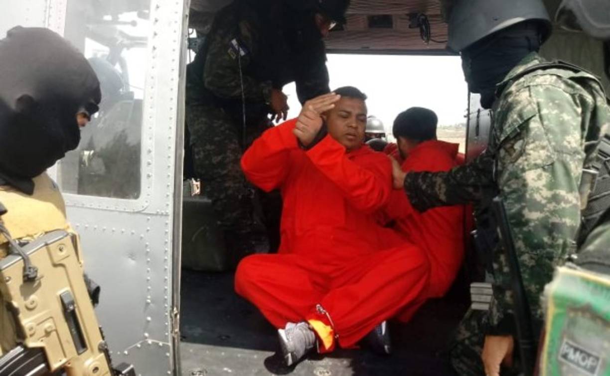 Por su alto riesgo y peligro que representan, los 12 reos fueron movidos por helicópteros de la Fuerza Aérea.