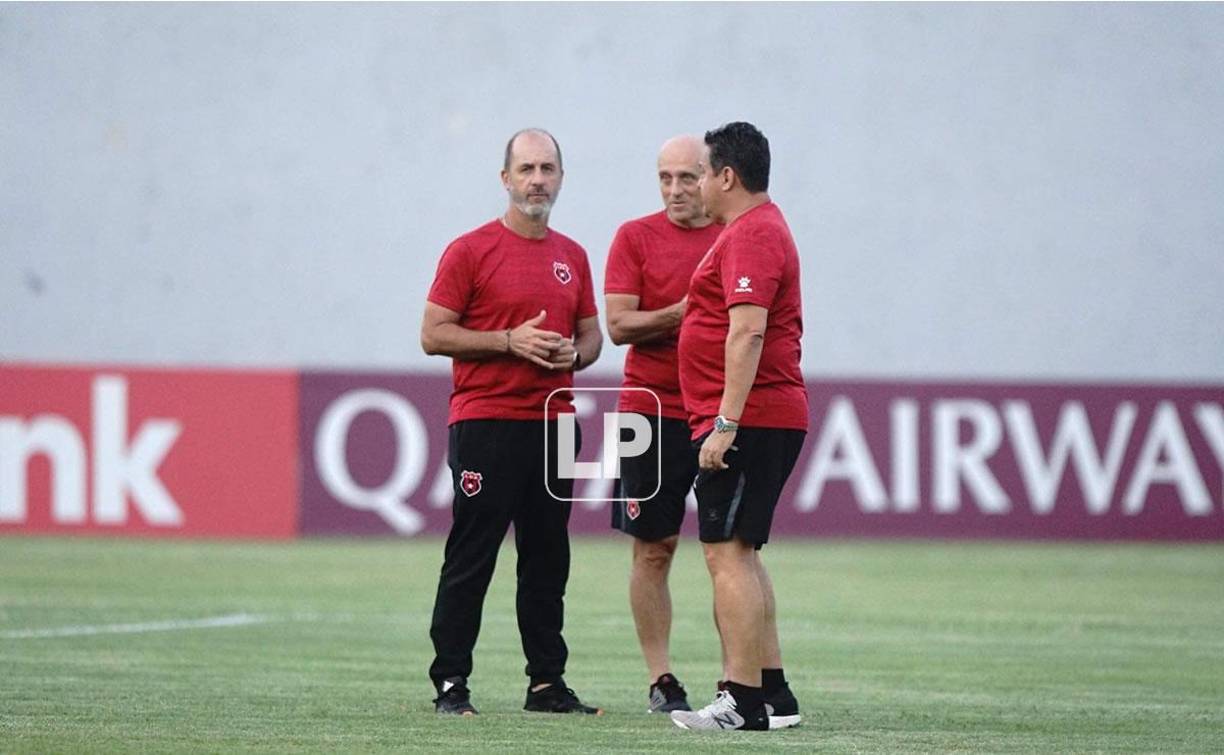 Fabián Coito estuvo charlando con sus asistentes en el reconocimiento de la cancha del Morazán.