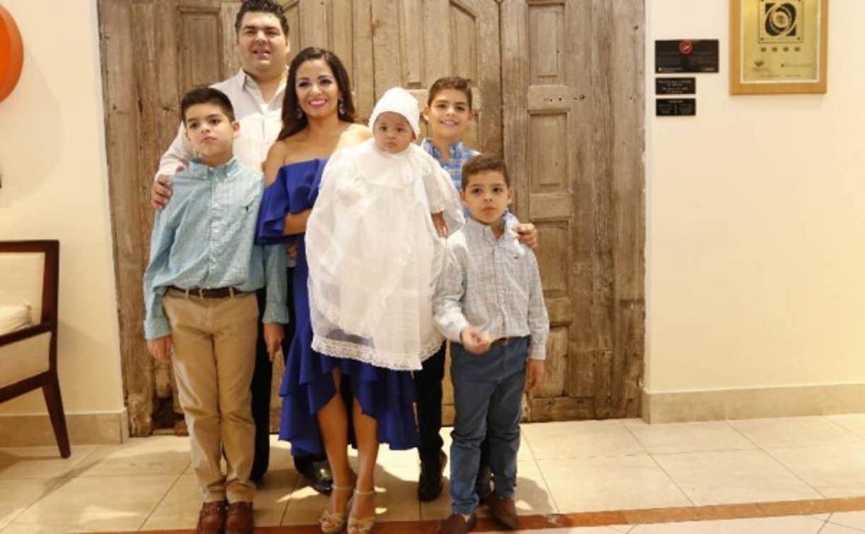 Fernando y Andrea Quintana con su bella familia.