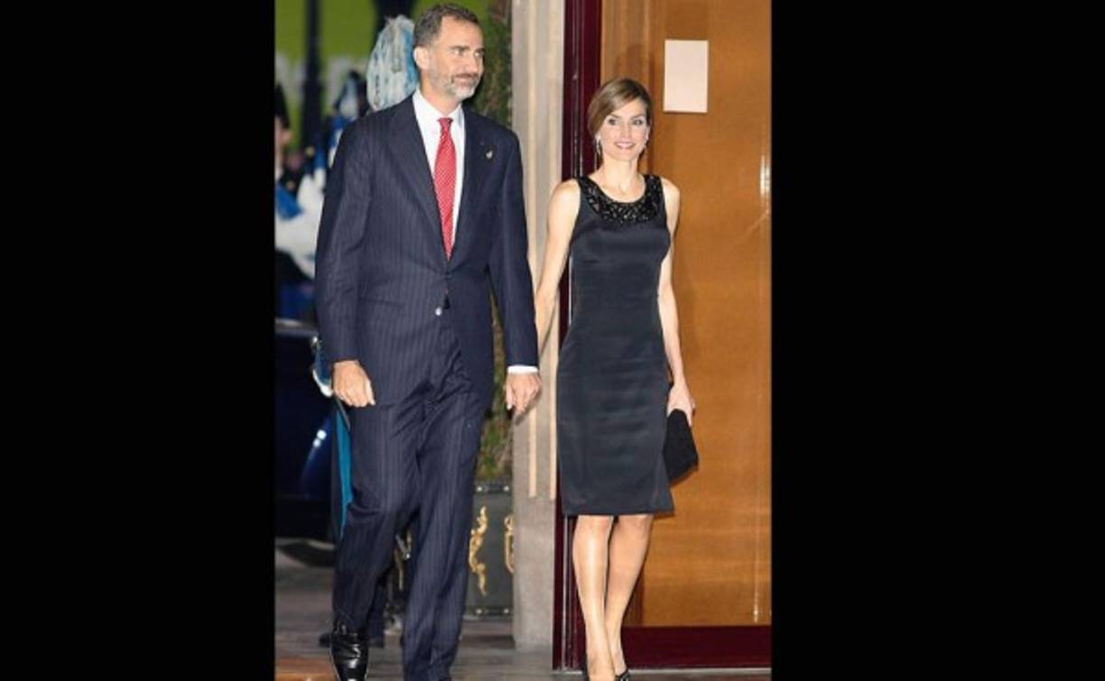 LETIZIA ORTIZ. También de negro vimos a la reina de España en el concierto previo a la entrega de los premios Príncipe de Asturias, en Oviedo, con este vestido de seda negro, con cuello en pedrería con motivos art decó sobre tul negro en escote y espalda de Felipe Varela.