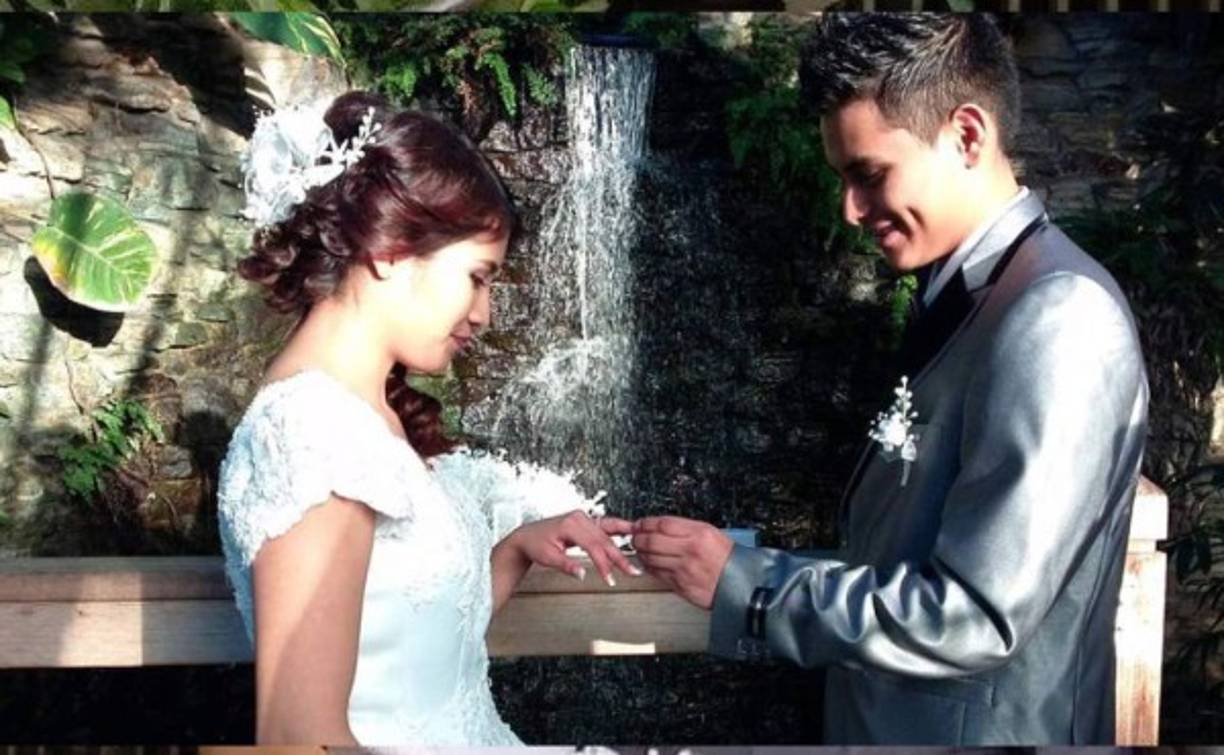 Cuando lograron extraerle al bebé, lo colocaron en una cubeta con su cordón umbilical y aún con la placenta.